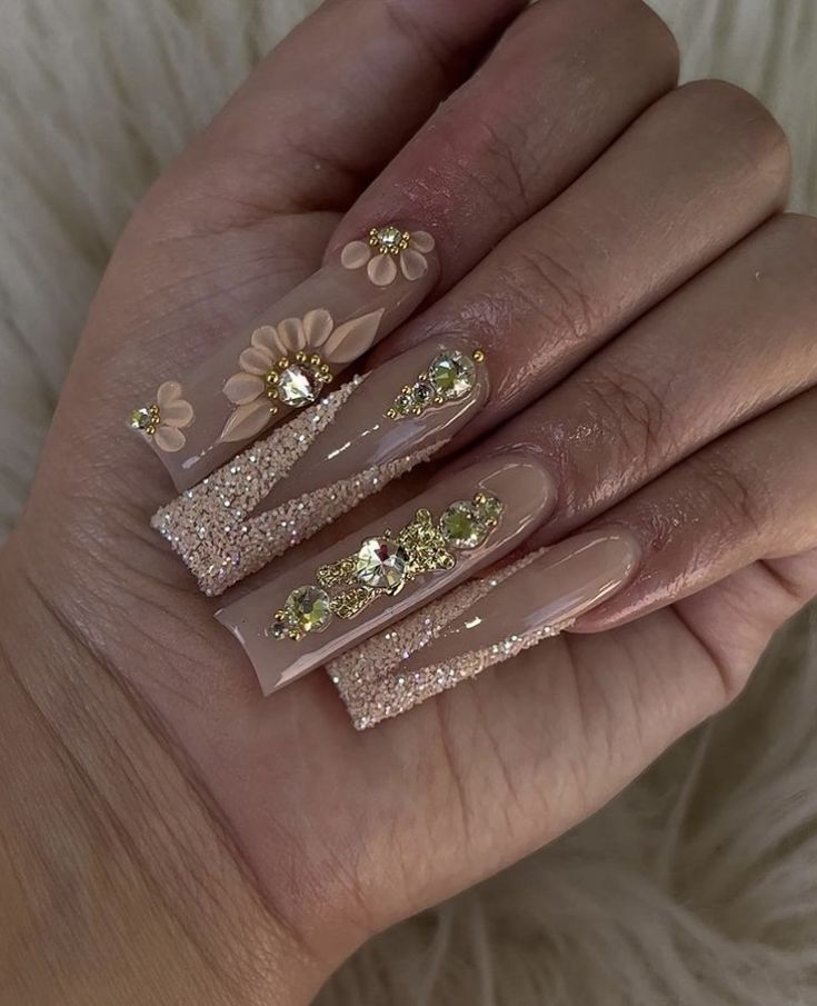 Beige Bling Nails, Nails Acrylic Designs Gems, Rose Gold 15 Nails, Champagne Nails For Quince, Cream And Gold Nails Acrylic, Cute Gold Acrylic Nails, Cool Quinceanera Ideas, Gold And Flower Nails, 15 Nails Ideas Rose Gold