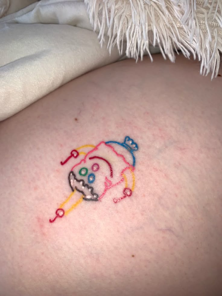 there is a tattoo on the belly of a pregnant woman that has been drawn with colored pencils