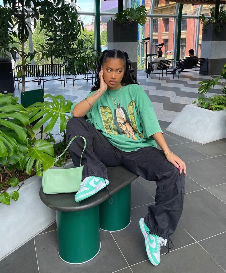 Streetwear Fashion Women Green, Clear Jade Dunks Outfit, Styling Dunks, Classy Streetwear Women, Female Streetwear Outfits, Dunk Outfit, Dunks Outfit, Outfit Streetwear, Streetwear Fashion Women