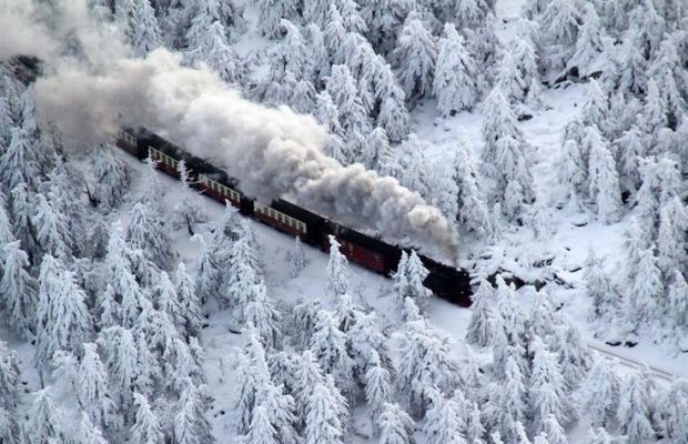 1st January 1905 - The Trans-Siberian Railway officially opens Trans Siberian Railway, Snowy Woods, Bungee Jumping, Pictures Of The Week, Snowy Mountains, Train Tracks, Train Rides, Train Travel, Winter Landscape