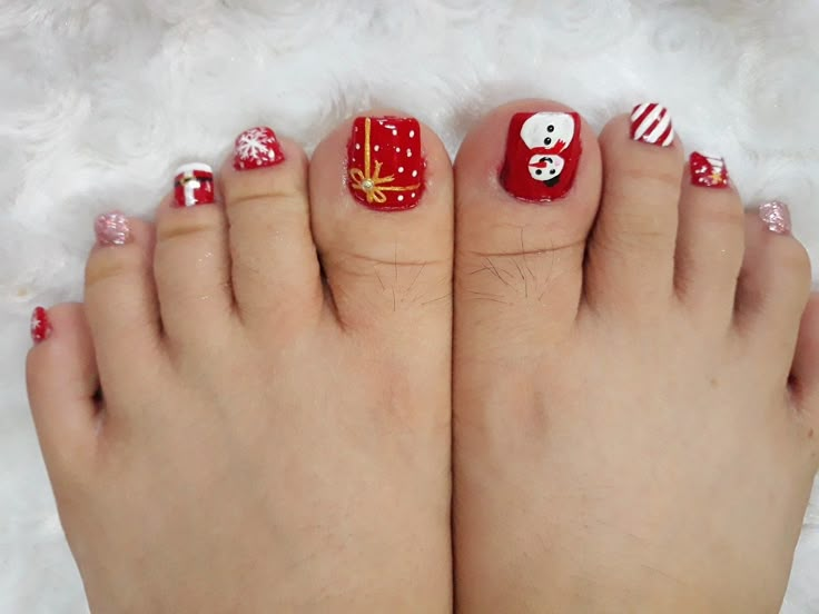 Toenail Christmas Designs, Christmas Nails Pedicure, Holiday Pedicure Ideas Toenails, Christmas Toes Nails, Christmas Pedicure Designs, Foot Nails Design, Christmas Toe Nails, Christmas Toe Nail Designs, Christmas Toes