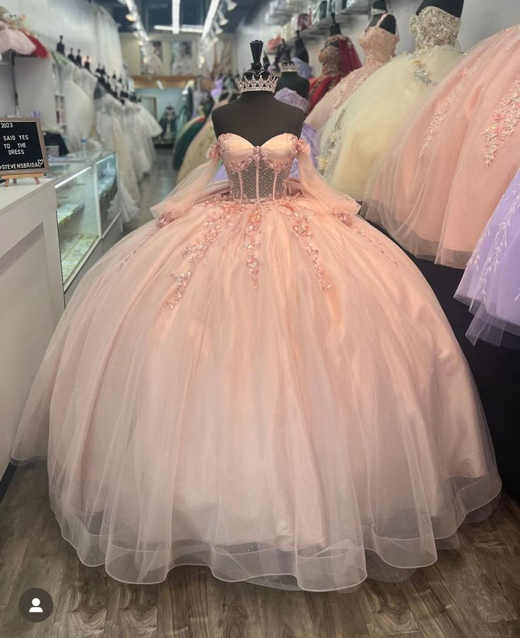 Pink Corset Quince Dress, Quinceanera Dresses Pink And White, Quince Pink Decorations, Pink Princess Quinceanera Theme, Quince Inspo Pink, Xv Surprise Dance Outfit, Quince Color Themes, Moda2000 Quince Dresses Pink, Dusty Rose Quinceanera Dresses