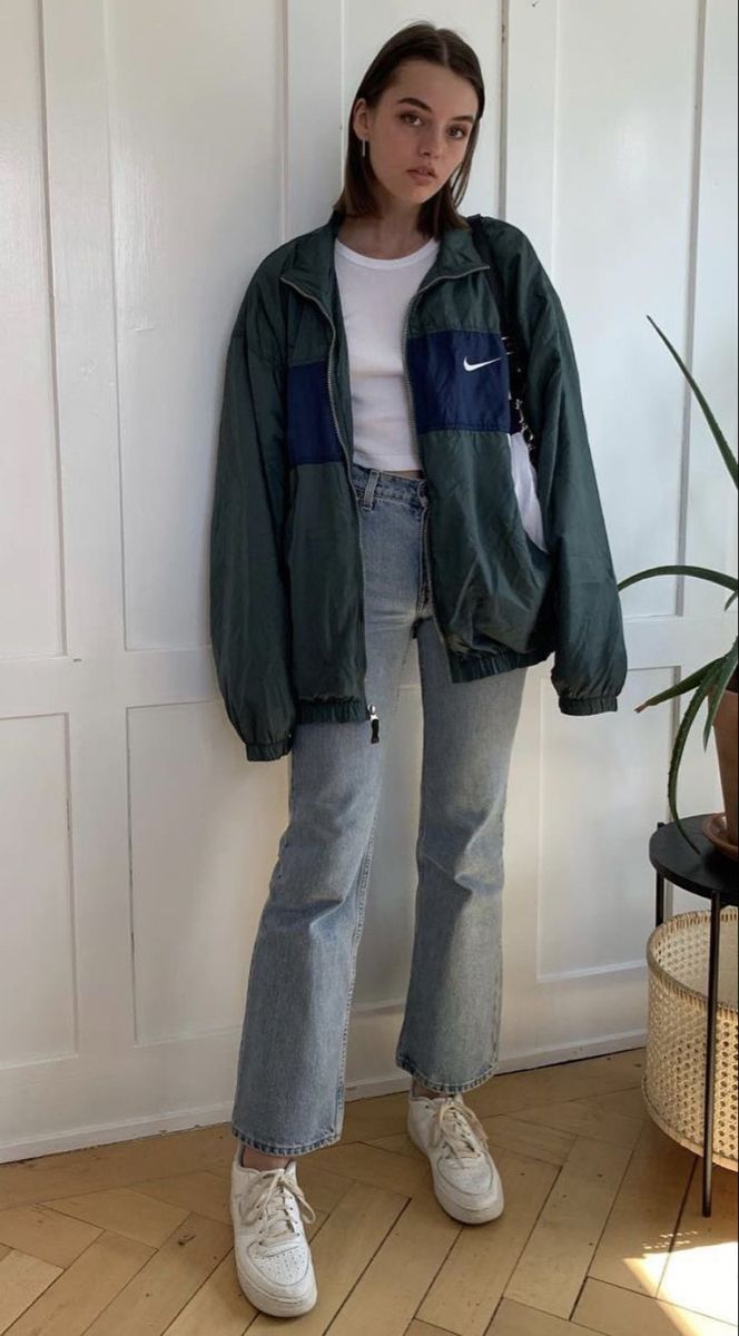 Women Windbreaker Outfit, 80s Jacket Outfit, 90s Jacket Outfits, 90s Windbreaker Outfit, Nike Sweater Outfit, Nike Windbreaker Outfit, Cute Rain Jacket, 2025 Outfits, Vintage Aesthetic Outfits