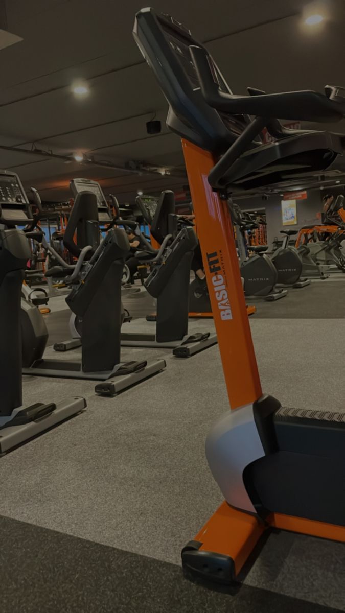 there are many exercise machines in the gym