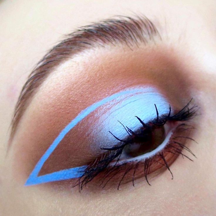 Baby blue graphic liner look @kaynadianbeauty! Abstract Makeup, Eye Abstract, Halo Eye Makeup, Makeup Editorial, Makeup Creative, Mekap Mata, Drag Make-up, Beginners Makeup, Photography Abstract