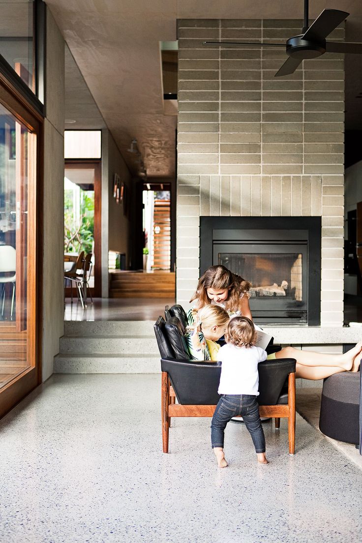 Two architects building a home together – it could have spelled disaster for the… Sarah Ellison, Smooth Concrete, Concrete Flooring, Eco House, Polished Concrete, Eco Friendly House, Design Living Room, Mid Century Modern House, Fireplace Design