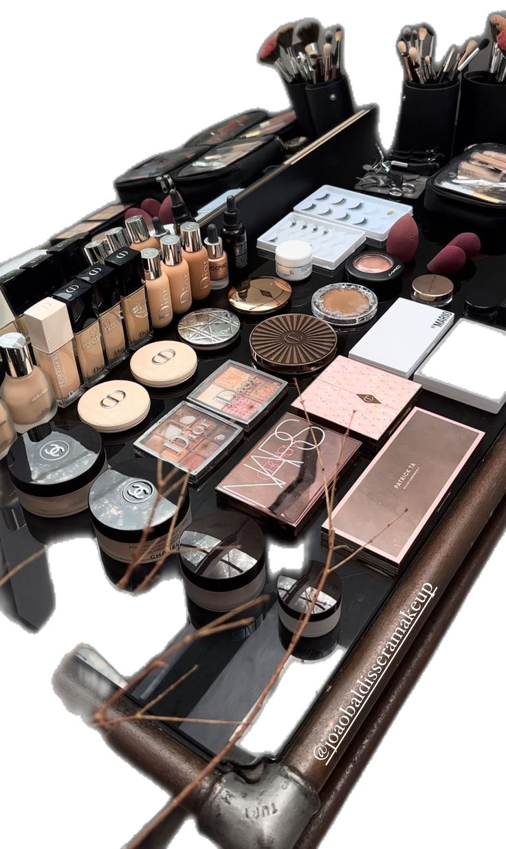 2024 Vision Board Makeup Artist, Vision Board For Makeup Artist, 2024 Vision Board Makeup, Mua Astethic, Makeup Setup Aesthetic, Makeup Artist Aesthetic Wallpaper, Makeup Artist Aesthetic Vision Board, Bridal Makeup Artist Aesthetic, Mua Aesthetic Job