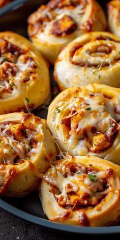 Street food Bbq Chicken Pizza, Food Babe, Pizza Rolls, Chicken Pizza, Easy A, Bbq Chicken, Snacks Recipes, Food Obsession, Pretty Food