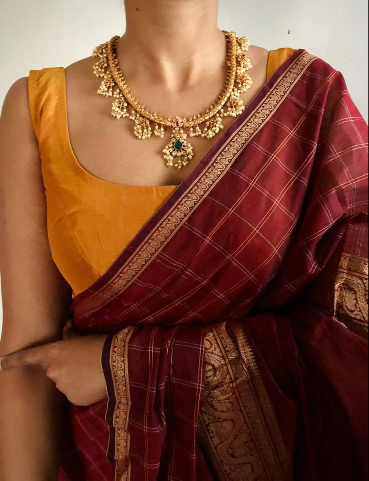 Maroon Red Saree, Sarees Combination, Saree Aesthetics, Hand Painted Saree, Painted Saree, Indian Wedding Jewelry Sets, Simple Saree Designs, Kerala Saree, Cotton Saree Designs