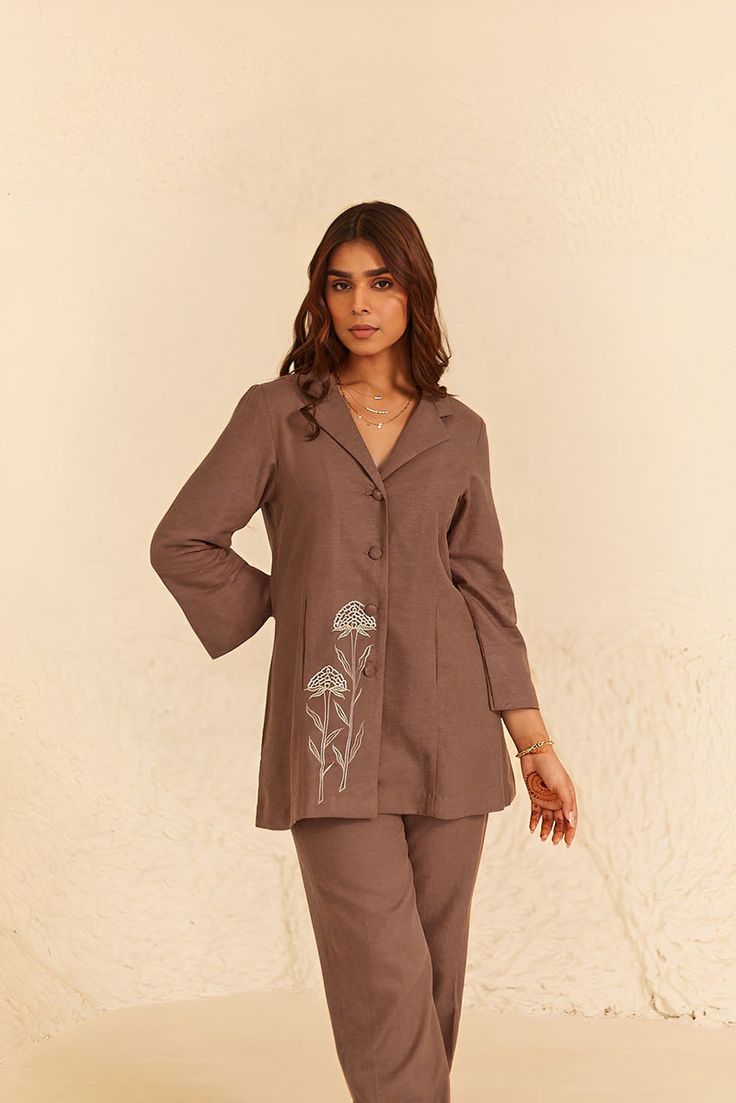 Traditional Coat Set For Women, Coat Style Kurta Women, Quad Sets For Women, Cordsets For Winters, Coat Style Cord Set, Coat Set Design For Women, Kot Set Kurti, Romanesque Clothing, Elegant Linen Sets With Floral Embroidery