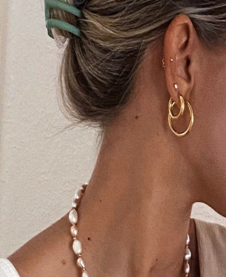 Two Piercings Ear Hoop, Earring Stacks Simple, Triple Earlobe Piercing, 3 Hole Earring Ideas, Gold Earrings For Summer, Triple Lobe Piercing Ideas, Curated Earring, Mid Helix Piercing, Minimalist Ear Piercings