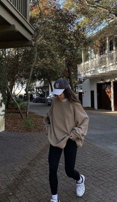 Outfits Leggins, Comfy Outfits Winter, Errands Outfit, Modest Casual Outfits, Foto Poses, Looks Street Style, Feb 2, Athleisure Outfits, Outfits With Hats