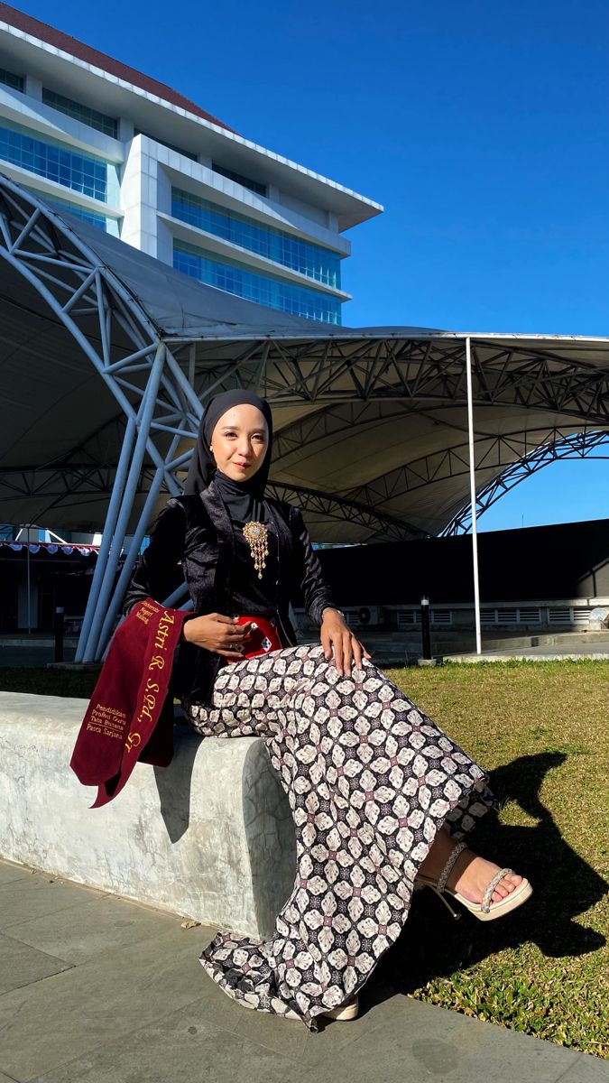 Kebaya wisuda, kebaya kutu baru, kebaya beludru, kebaya hitam Modern Kebaya, Aesthetic Ios, Graduation Outfit, Batik, Wedding Gowns, Ios, Outfit Ideas, Ootd, Quick Saves