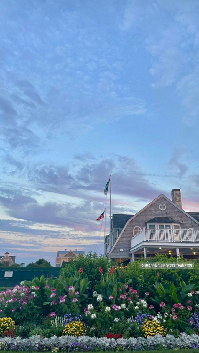 picture of house with flowers and pretty sunset Hampton House Aesthetic, Hamptons House Aesthetic, East Hamptons Aesthetic, Hamptons Summer Aesthetic, Summer In The Hamptons Aesthetic, The Hamptons Summer, The Hamptons Aesthetic, Hampton Summer, Hampton Aesthetic