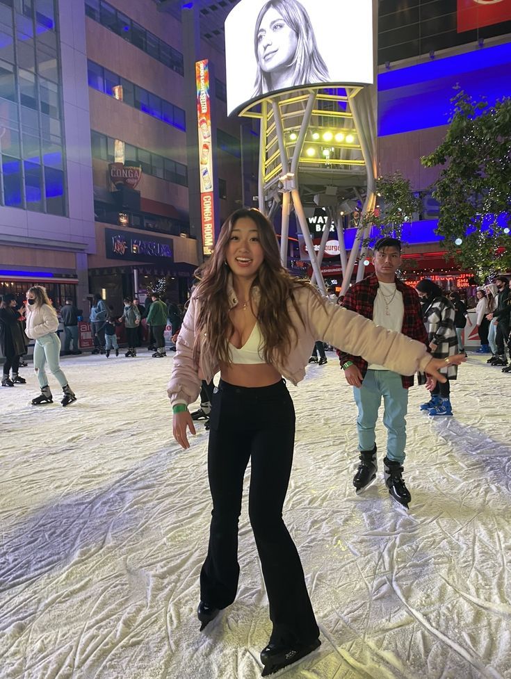 Cute Ice Skating Outfit With Friends, Outfits To Wear Ice Skating With Friends, Indoor Ice Skating Outfit With Friends, Ice Skating Outfit Inspo Casual, Fits For Ice Skating, Cute Outfits For Ice Skating Date, Outfits For Ice Skating Date, Ive Skating Outfit, Ice Staking Outfit