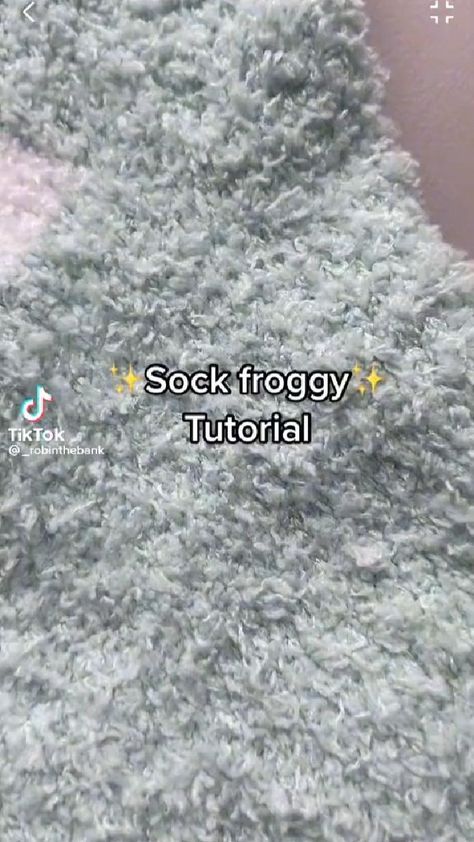 a close up view of the back of a teddy bear's coat with text that reads sock frraggy tutorial