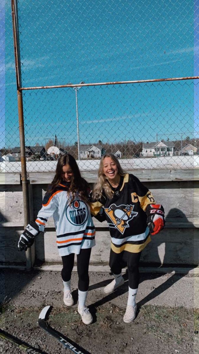 Hockey Games Outfits, Cute Hockey Jersey Outfits, Cute Hockey Outfits, Hockey Outfit Aesthetic, Hockey Costume Halloween, Outfits For A Hockey Game, Hockey Game Fits, Outfits For Hockey Games, Hockey Outfits For Women