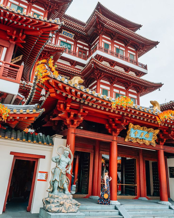 COOL FREE THINGS TO DO IN SINGAPORE - Travel In Our Eyes Singapore Temple, Buddha Tooth Relic Temple Singapore, Singapore Travel Tips, Singapore Photos, Ancient Greek Architecture, Singapore Travel, Luxury Boutique Hotel, Chinese Architecture, Angkor Wat