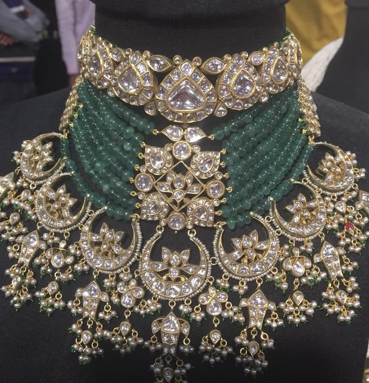 Jewellery Shops, Kundan Jewellery Bridal, Indian Bridal Jewelry Sets, Bridal Jewellery Design, Antique Bridal Jewelry, Indian Jewellery Design Earrings, Bridal Fashion Jewelry, Wedding Jewellery Collection, Earring Organizer