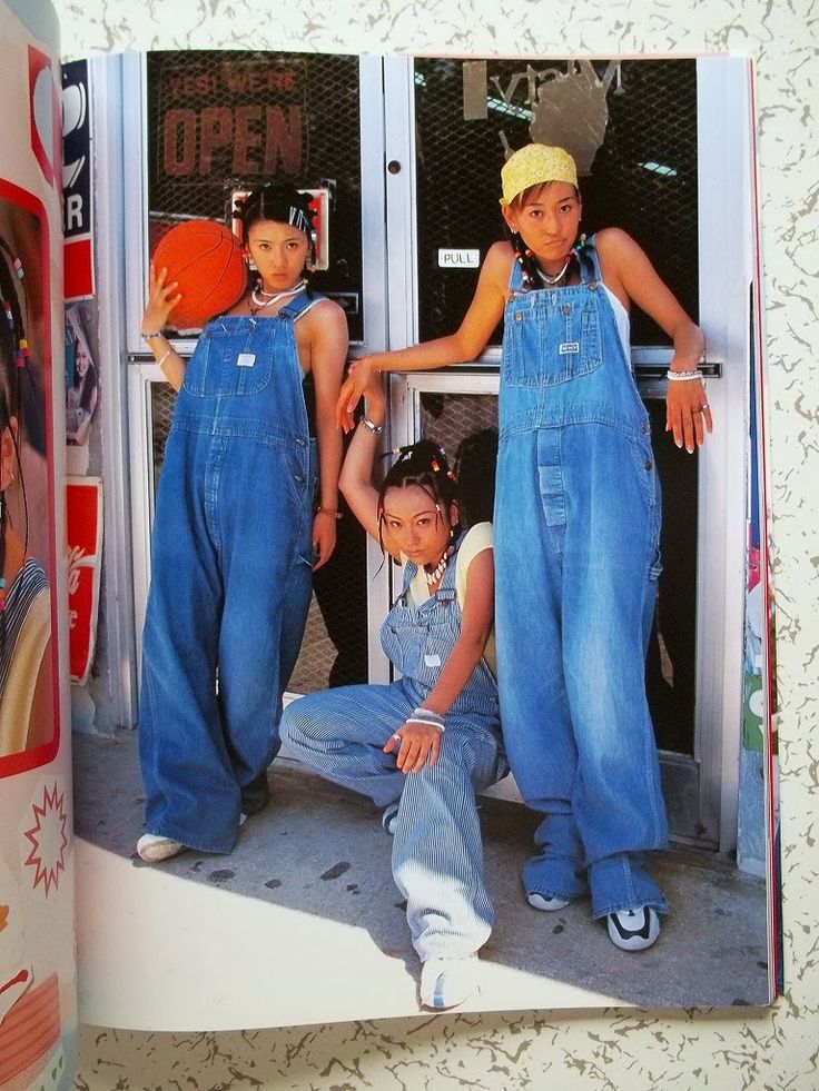 3 Japanese Girls in Overalls Oversized Denim Overalls, Oversized Overalls Outfit 90s, Overalls Outfit Y2k, Oversized Overalls Outfit, Fall Old Money Outfits, Overalls Outfit 90s, Baggy Overalls Outfit, Throwback Outfits 90s, 90s Overalls Outfit