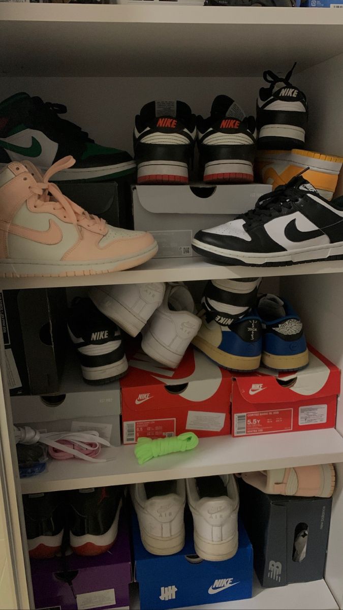 Fake Shoe Collection Snap, Nike Shoes Snap, Sneaker Collection Closet, Sneaker Collection Aesthetic, Shoes Snap, Nike Shoes Photo, Nike Stock, Hospital Room Snapchat Stories, Sneakerhead Room