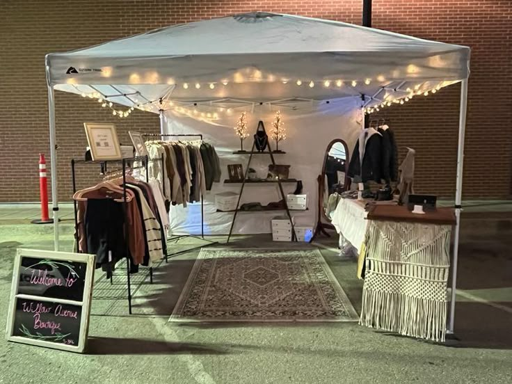 How To Display Wall Hangings At Craft Show, Popup Market Booth, Boutique Vendor Booth Display Ideas, Vintage Vendor Booth, Clothing Booth Display, Yard Sale Hacks, Clothing Booth, Outdoor Booth, Vendor Display Ideas