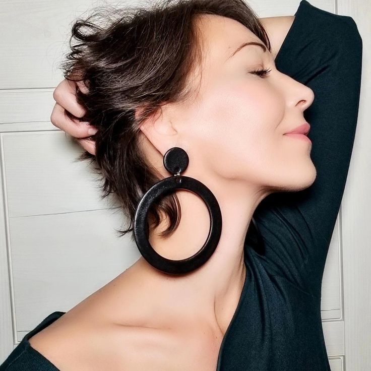 Express your individuality and add drama to your outfit with this stunning oversized black hoop earrings!   Unique pieces, perfect for women who want to make a bold statement and feel confident and empowered.  Handcrafted with care from premium polymer clay, extremely lightweight and comfortable to wear all day. Whether you're dressing for a casual daytime outing or a formal event these big circle earrings will add the finishing touch to your look. With their bold size and eye-catching design, they are sure to turn heads wherever you go! SIZE: Length: 8.3cm // 3.26" Width: 6.2cm // 2.44" MATERIALS:  -polymer clay -surgical stainless steel stud posts or clip on, hypoallergenic CUSTOMIZATION:  It is possible to request a customization of the item. Contact me for a perfect jewel for you! SHIP Big Circle Earrings, Black Hoop Earrings, Black Statement Earrings, Large Door, Black Hoops Earrings, Goth Earrings, Door Knocker, Earrings Unique, Black Earrings