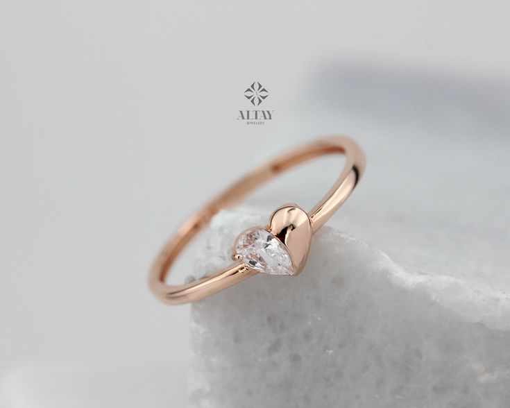 Gold Ring Stacking, Gold Initial Pendant, Gold Leaf Rings, Zierlicher Ring, Gold Ring Designs, Solid Gold Ring, Heart Shaped Rings, Fall Photoshoot, Ring Stacking