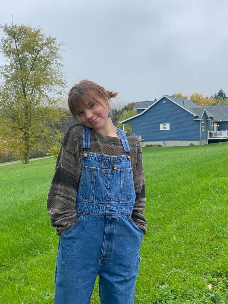 Overalls With Tee Shirt, Vest With Overalls, Blue Denim Overalls Outfit, Sweater Over Overalls, Oversize Dungarees Outfit, Overalls Outfit 90s Aesthetic, Vintage Dungarees Outfit, Fall Fits Overalls, Baggy Overalls Aesthetic