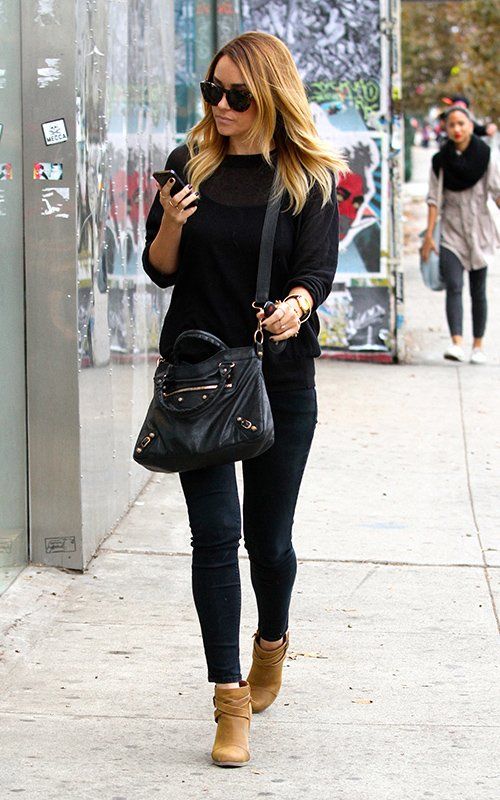 Love this casual look that LC rocks so easily. All black everything, finished off with tan ankle boots that are a winter essential this season. Lauren Conrad Style, Boots Outfit Ankle, Tan Ankle Boots, Boating Outfit, Black Pants Casual, Outfit Winter, Casual Winter Outfits, Lauren Conrad, Boots Outfit