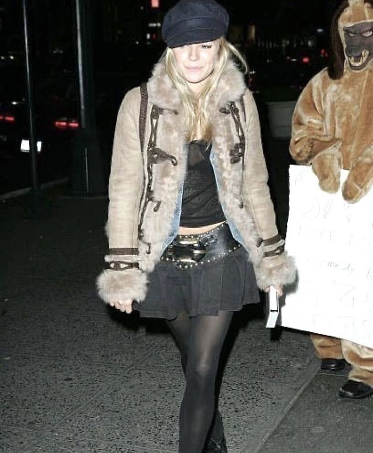 2000s Fashion Fall, Outfits 2000s, Walking Down The Street, Early 2000s Fashion, 2000s Outfits, Winter Boho, Sienna Miller, 2000s Fashion Outfits, Mode Inspo