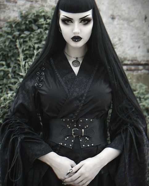 Obsidian Kerttu Jovana Mitrovic, Obsidian Kerttu, Beatriz Mariano, Betty Bangs, Dark Beauty Fashion, Punk Makeup, Witch Moon, Gothic Models, Goth Look