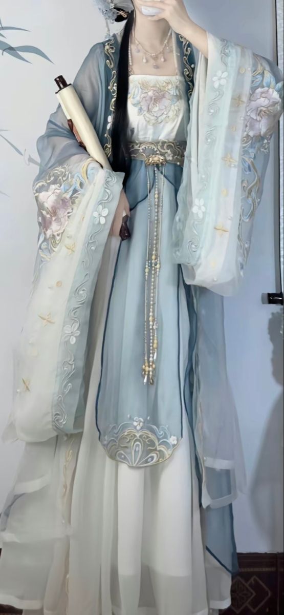 South Asian Traditional Clothing, Korean Kimono Traditional Dresses, Traditional Asian Clothing Woman, Hanfu Women Traditional, Female Yakuza Outfit, Blue Hanfu Aesthetic, Chinese Dresses Traditional, Hanfu Fantasy Chinese Clothing, Gaun Abad Pertengahan Inggris