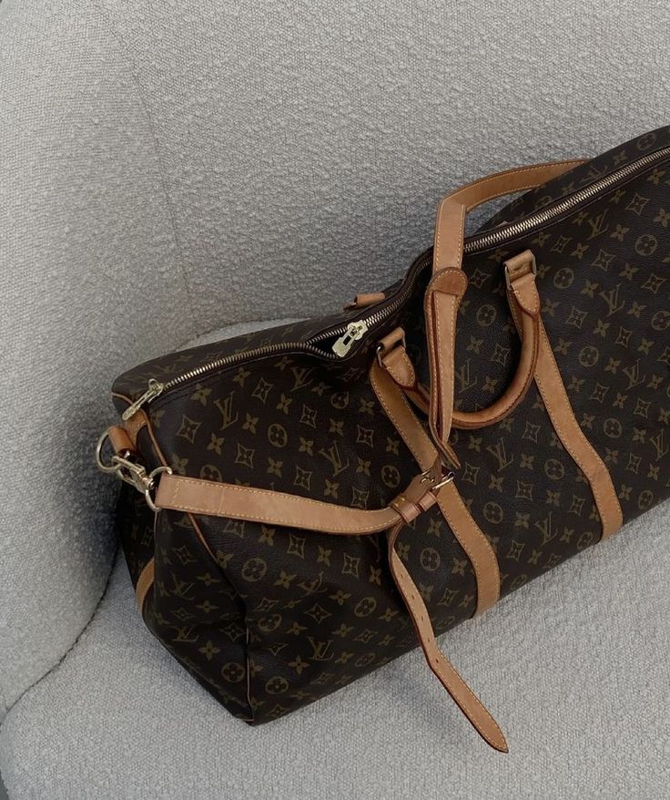 Louis Vuitton Outfit Ideas, Louis Vuitton Bag Outfit, Louis Vuitton Outfit, Louis Vuitton Luggage, Vanilla Latte, Louis Vuitton Keepall, Handbag Heaven, Vintage Louis Vuitton, Vuitton Bag