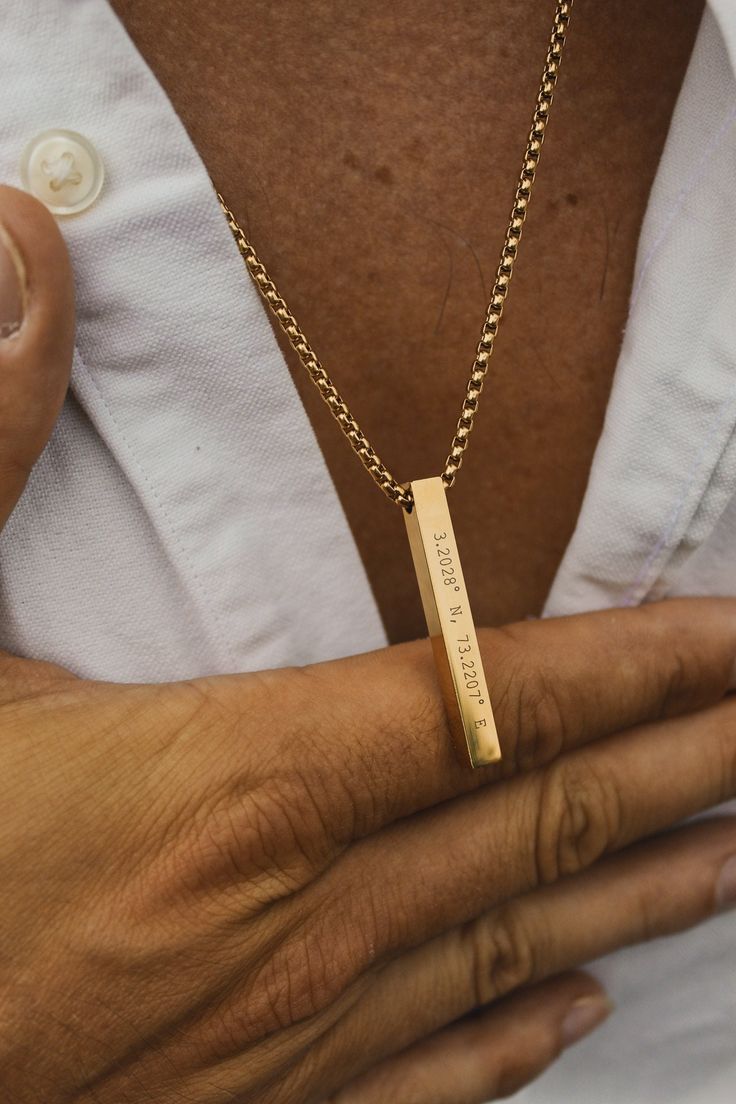 Show how much you care about that special someone with this stylish Personalised Bar Necklace. Add meaning and uniqueness with personalised messages, dates, names, coordinates or anything that's meaningful to you! A special way to bring you closer to your friends and family.  Dimensions: Bar length - 4cm, Bar Width - 0.4cm, Chain Length - 60cm This item will have the Cuff&Co logo engraved onto it -Unisex: Perfect for Him & Her -Corrosion resistant 316L Stainless steel. Extremely strong and durab Engraved Necklace Men, Gold Necklace For Men Pendants, Man Necklace Gold, Gold Gift For Men, Custom Chains For Men, Engraved Necklace For Men, Gold For Men, Everyday Engraved Jewelry For Father's Day, Father's Day Everyday Jewelry With Engraved Text