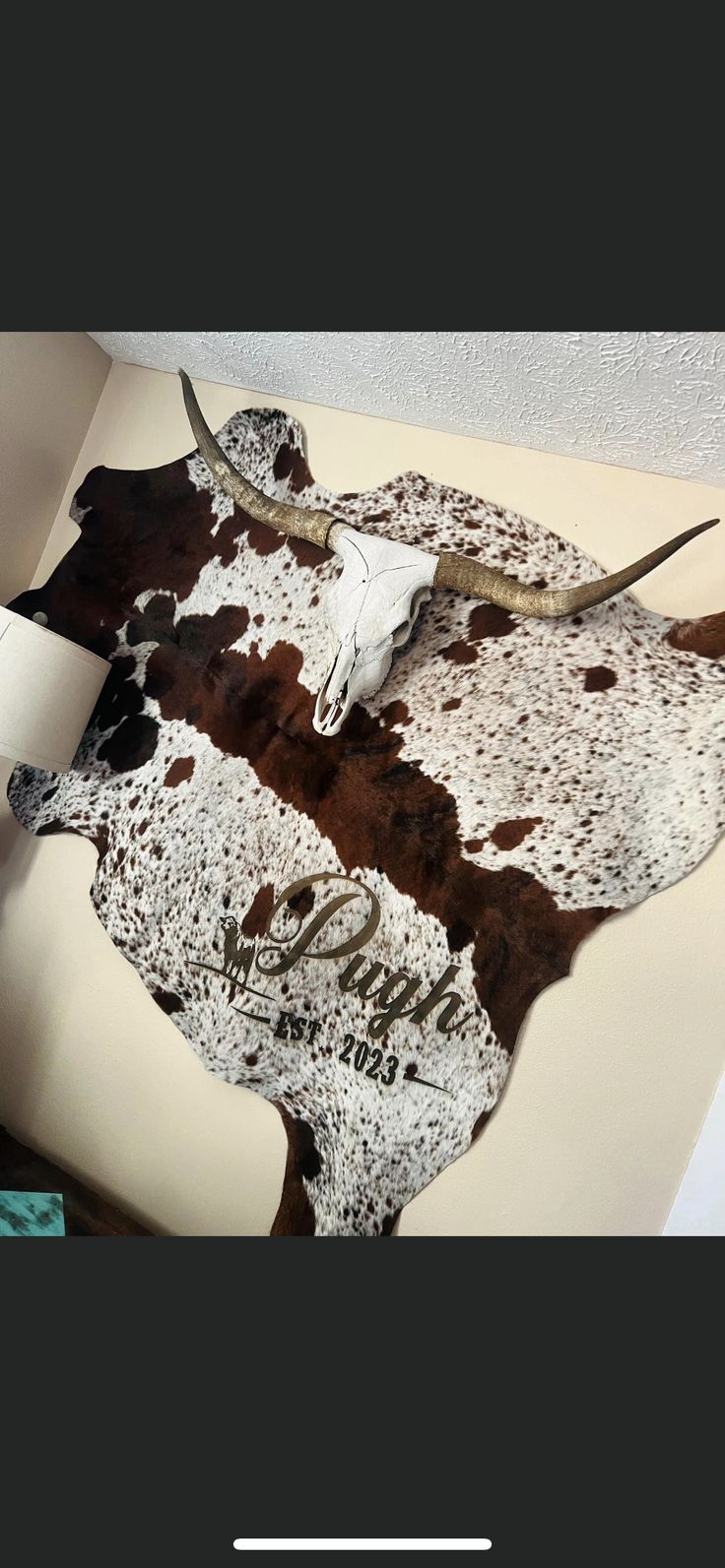 Cow Hide Decorating Ideas, Cow Hide On Wall Decor, Cowhide Rug On Wall, Cow Hide Wall Decor Ideas, Deer Hide Decor, Cowhide Wall Decor, Cow Horns Decor, Horn Decor, African Aesthetic