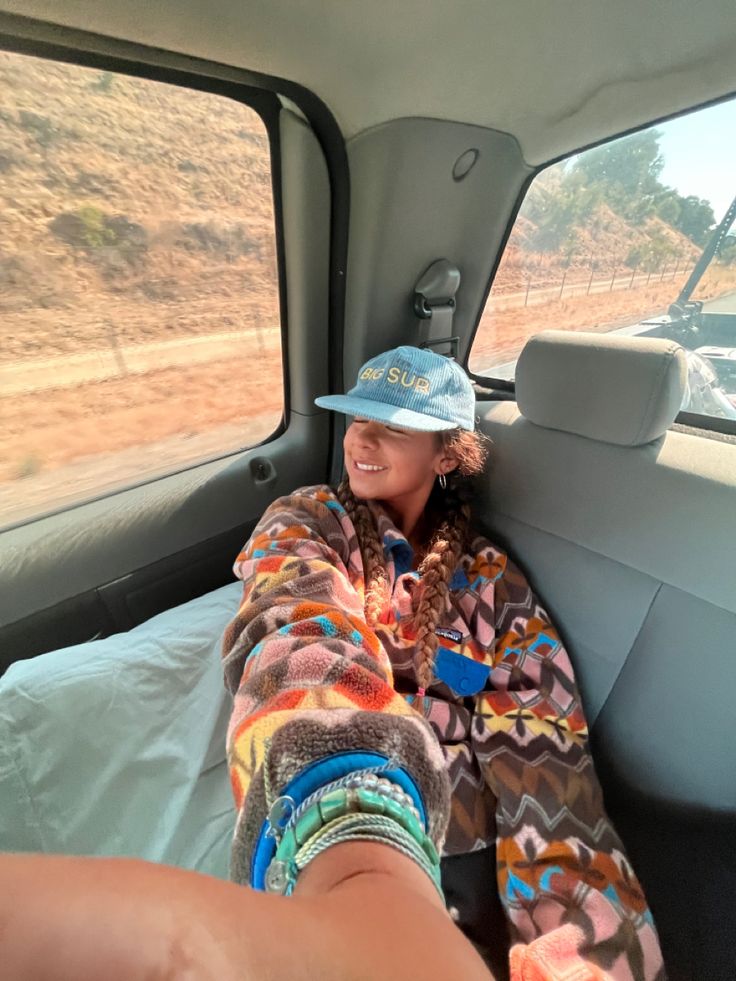 Patagonia Fleece Synchilla, Crunchy Gronala Aesthetic, Patterned Patagonia Fleece, Patagonia Fleece Outfit Granola, Pacific North West Outfits, Patagonia Style Woman Outfit, Aztec Fleece Jacket, Flat Rimmed Hat Outfit, Granola Sunglasses