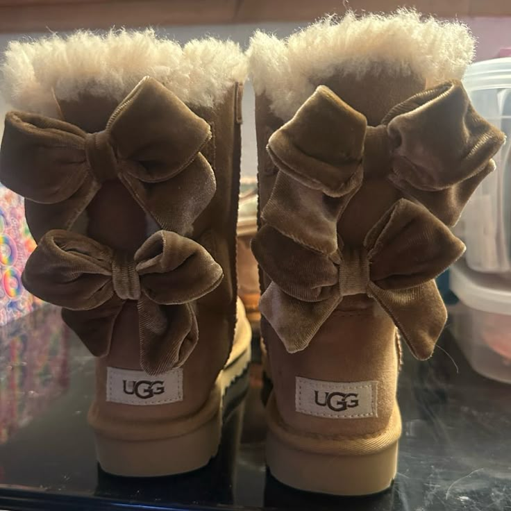 I’ve Never Worn These There Kinda Uncomfortable Because They Still Need To Get Broken In And I’m Not For Sure But I Think It’s Rare To Find These Uggs Pink Ugg Boots With Bows, Sweater Dress With Uggs, Uggs 2000s, Snow Boots Aesthetic, Fur Uggs, Fergie Boots, Bow Uggs, Pearl Boots, Pink Ugg Boots