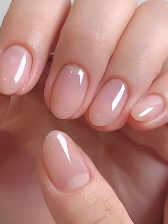 Elevate your nail game with milky white nails! This K-beauty favorite is the perfect balance of simplicity and sophistication. Machiaj Smokey Eyes, Natural Nails Manicure, Unghie Nail Art, Hello Nails, Subtle Nails, Smink Inspiration, Simple Gel Nails, Her Nails, Casual Nails