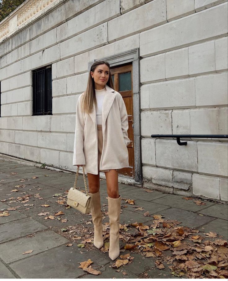 Beige Leather Skirt Outfit, Beige Knee High Boots, Beige Boots Outfit, Kate Hutchins, Vinter Mode Outfits, Winter Boots Outfits, Beige Outfit, Cozy Winter Outfits, Fashion Mistakes