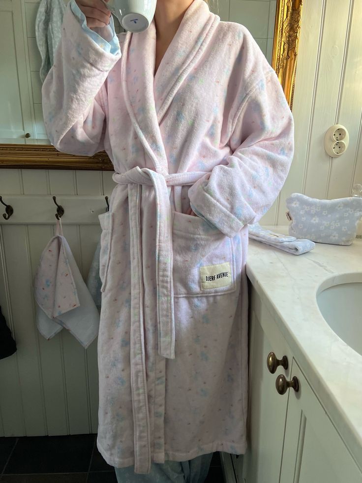 Djerf Avenue Summer Island, Djerf Avenue Pjs, Djerf Robe, Djerf Avenue Robe, Aquarium Makeup, Robes Aesthetic, Brooke Yancey, Matilda Style, Nyu Dorm