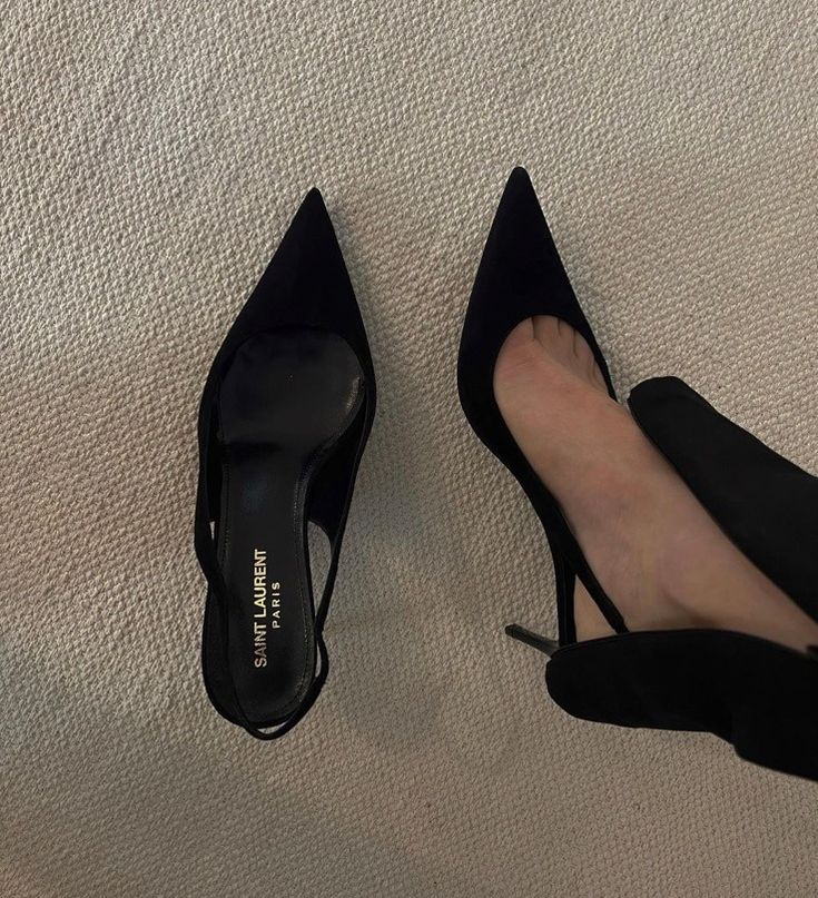 fa-s-sion Classy High Heels, Black Heels Outfit, Hak Tinggi, High Heels Outfit, Heels Elegant, Heels Aesthetic, Shoes Aesthetic, Dr Shoes, Shoes Elegant