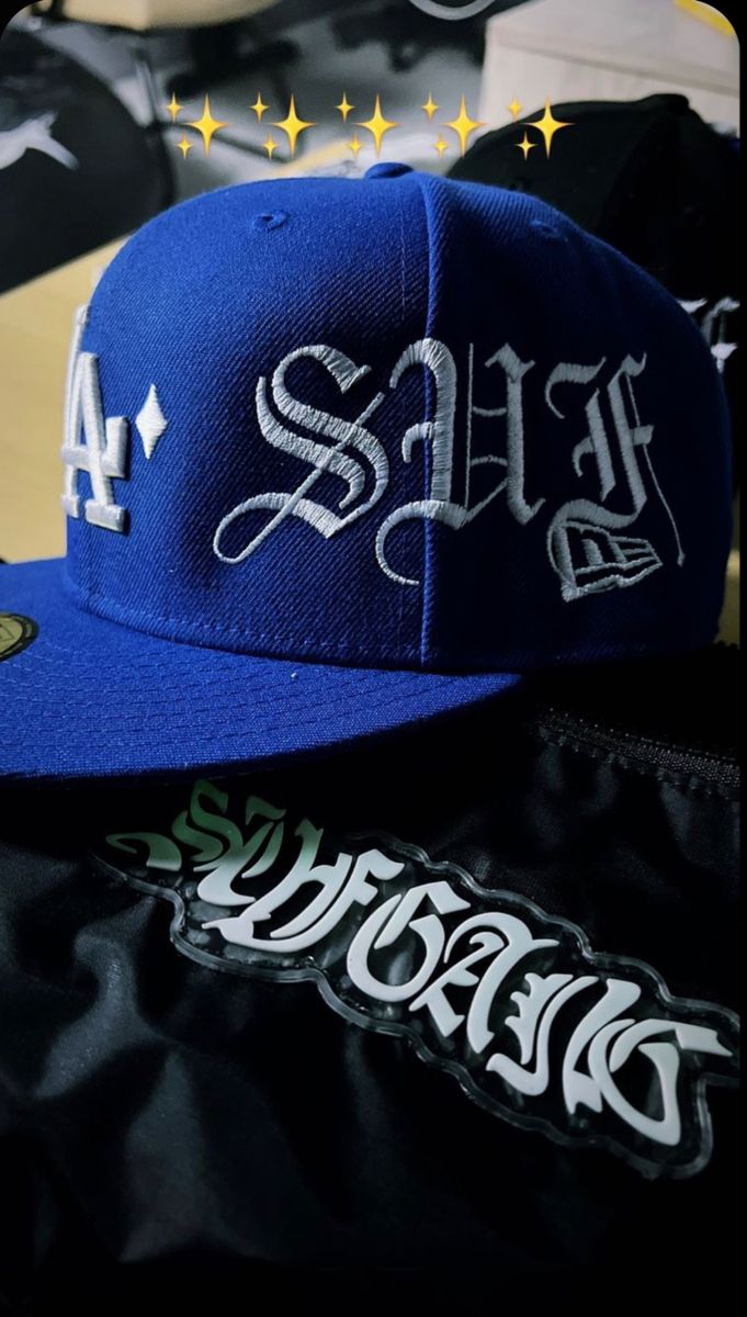 Fitted Hats Aesthetic, New Era Outfit, Custom Fitted Hats, Swag Hats, Streetwear Hats, Dope Hats, Hat Aesthetic, Swag Girl Style, Guys Clothing Styles