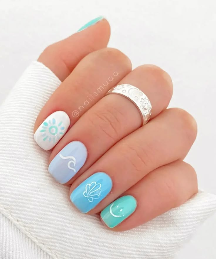 Acrylic Nails Beach Theme, Cute Nail Designs For The Beach, Shellac Nail Ideas Summer, Coastal Nails Short, Beach Nail Inspiration, Cute Vacation Nails The Beach, Hazel Nails, Letnji Nokti, Summer Fingernails