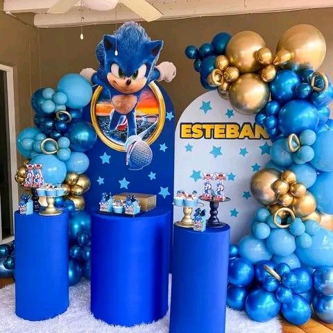 blue and gold balloon decorations for a sonic the hedgehog themed birthday party with balloons