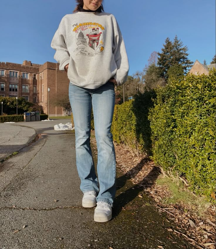 Bootcut jeans vintage sweatshirt Hoodie And Bootcut Jeans Outfit, Jeans Outfit Bootcut, Outfit With Bootcut Jeans, Bootcut Jeans And Sneakers Outfit, Vintage Bootcut Jeans Outfit, Bootcut Jeans With Converse, Bootcut Jeans With Sweater, Light Blue Bootcut Jeans Outfit, Bootcut Jeans Outfit Teens