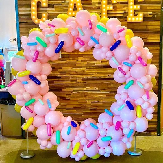 a large balloon wreath made to look like the letter o