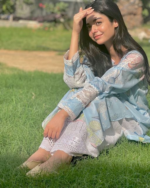 Noor Zafar Khan, Eid Photography, Couple Photoshoot Outfits, Eid Photoshoot Ideas, Eid Pics, Aesthetic Status, Photos For Instagram, Cute Pose, Neha Kakkar