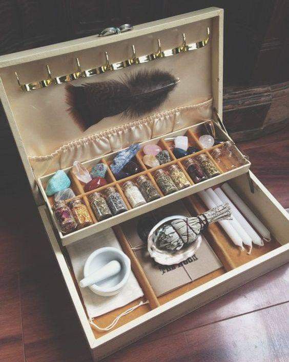 Witch Boxes, Portable Altar, Travel Altar, Witch Kit, Citate Harry Potter, Witch Accessories, Magia Das Ervas, Lip Tints, Witchy Crafts