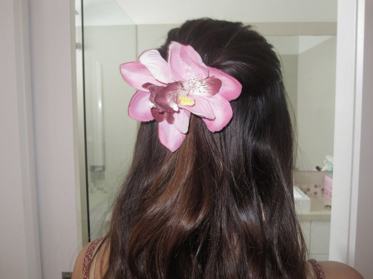 Hair Clips Aesthetic, Jo Malone Perfume, Cali Girl, Tan Body, Malibu Barbie, Glowy Skin, Pretty Hairstyles, Flower Crown, Hair Goals